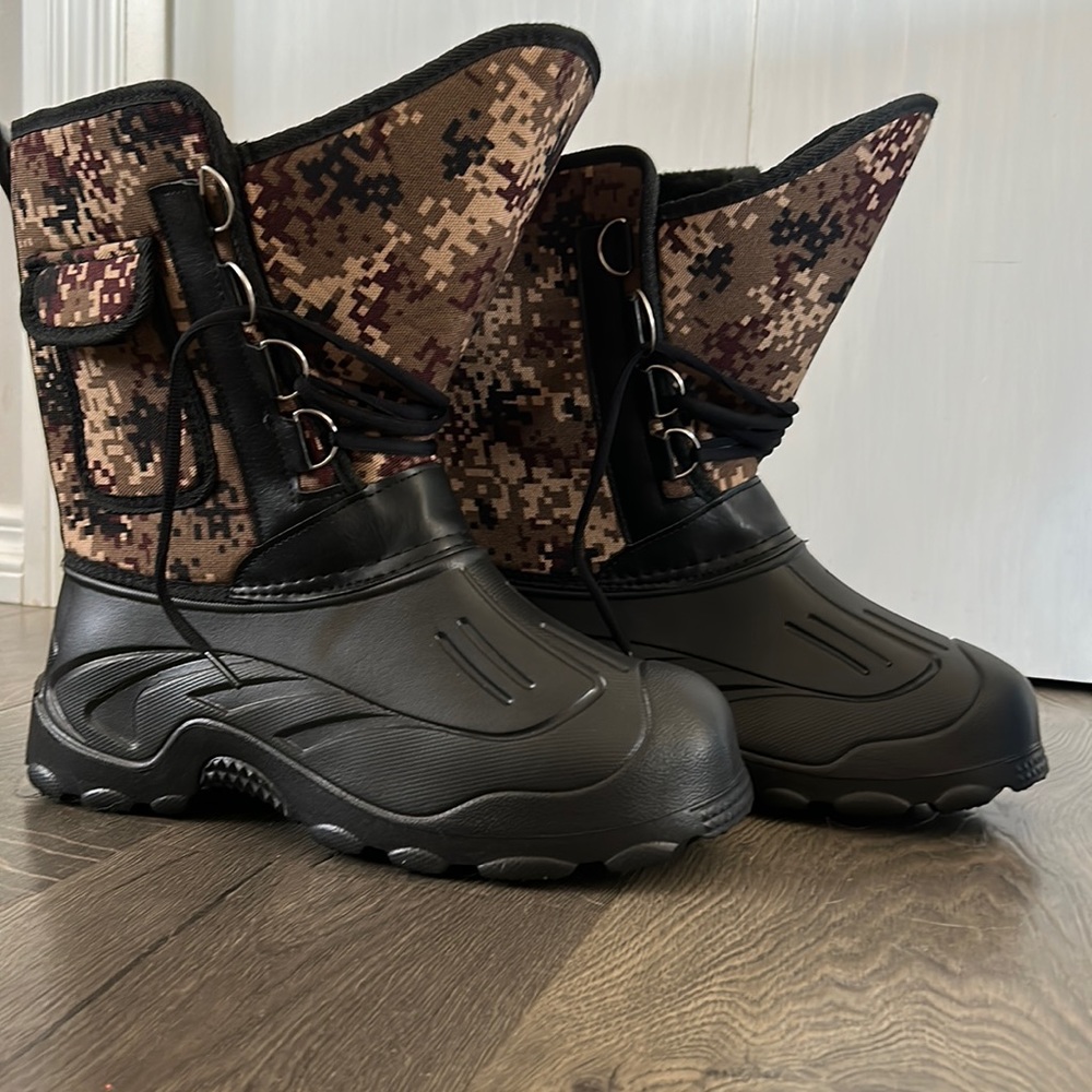 Men’s winter boots NWOT size 10 never worn